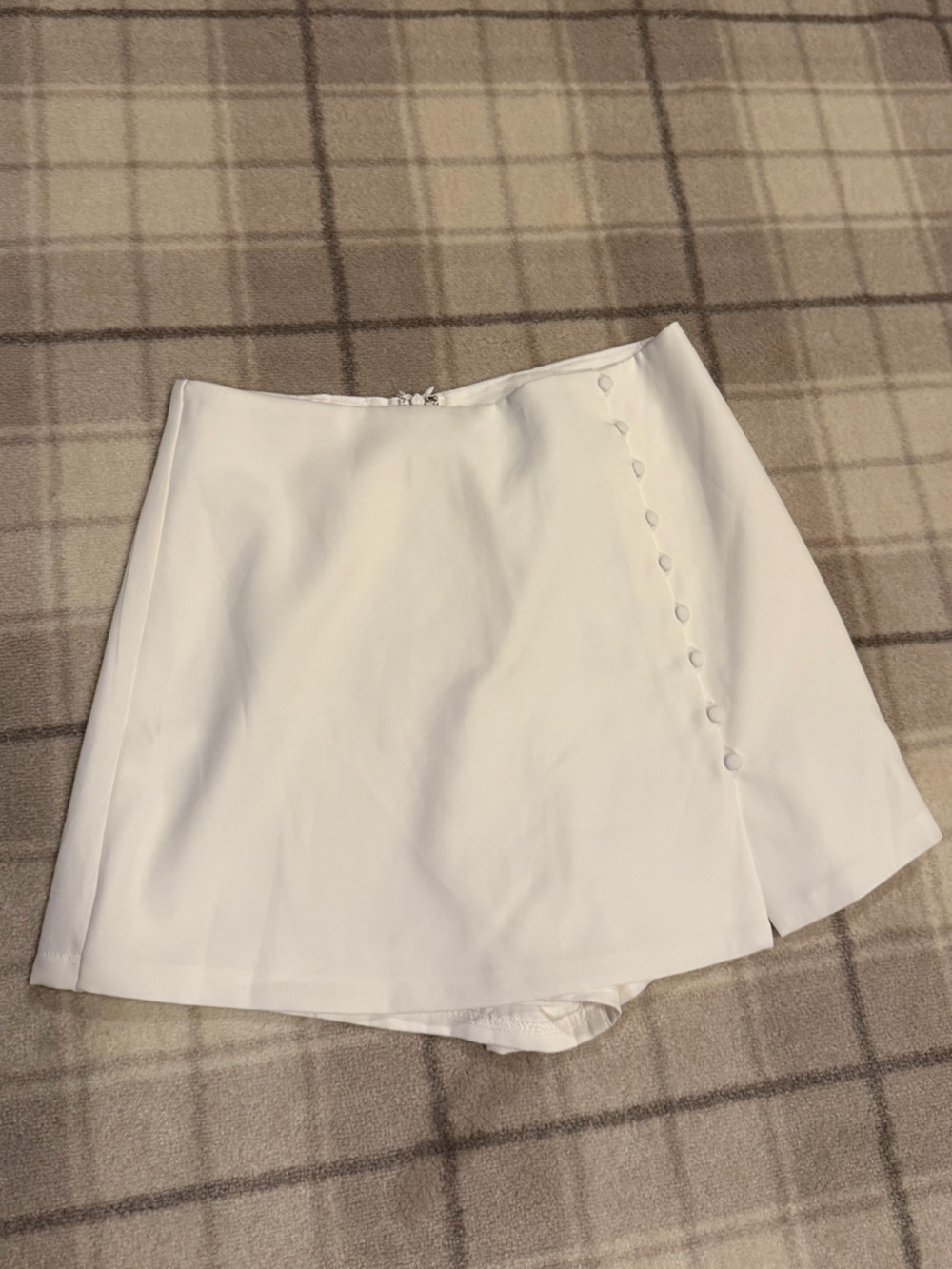 DO+BE White skort